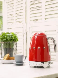 Smeg Punainen Vedenkeitin Lampotilansaadolla Klf04Rdeu